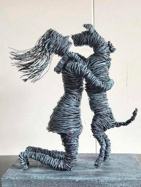 Person Sculpture, Wire Sculpture Art, Trendy Art Ideas, Wire People, Human And Animal, Wire Sculptures, Wire Art Sculpture, Trendy Art, Cafe Interior Design