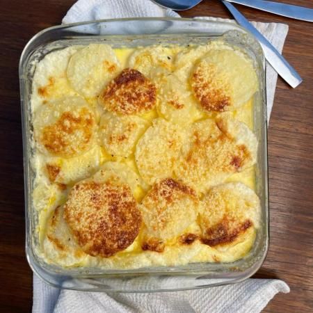 Scalloped potatoes - Irene Mercadal Roasted Carrots And Parsnips, Autumn Side Dishes, Side Dishes For Chicken, Scalloped Potato Recipes, Creamed Potatoes, Beef Casserole Recipes, Easy Baked Salmon, Sprout Recipes, Best Side Dishes