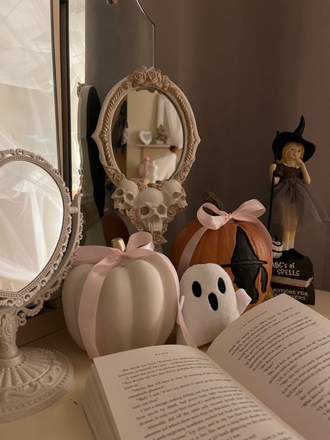 Fall Aesthetic Pictures, Halloween Breakfast, Studera Motivation, Autumn Room, Gilmore Girls Seasons, Fall Room Decor, Halloween Bedroom, Pink Holiday, Cozy Season