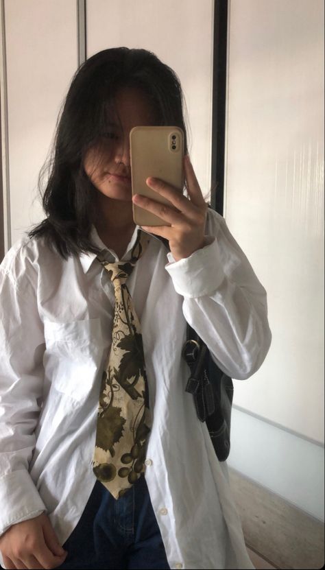 tie outfit white long sleeve downtown girl aesthetic Tie With Casual Clothes, Women Shirt And Tie, Women's Tie Outfit, Loose Tie Outfits For Women, Funky Tie Outfits, Button Up And Tie Outfit, Women Wearing Ties Work Outfits, Feminine Tie Outfit, Ties On Women