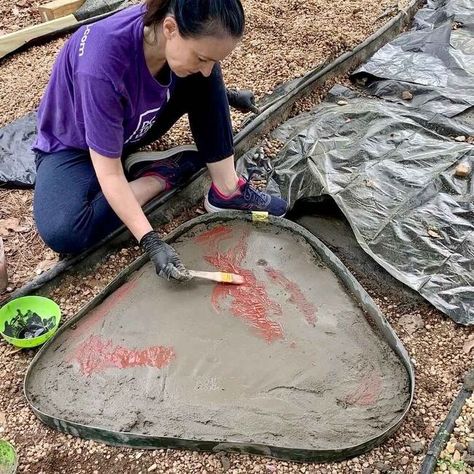 Natural Walkway, Concrete Stepping Stones Diy, Diy Concrete Stepping Stones, Homemade Stepping Stones, Sidewalk Ideas, Round Stepping Stones, Yard Path, Concrete Molds Diy, Cement Pavers