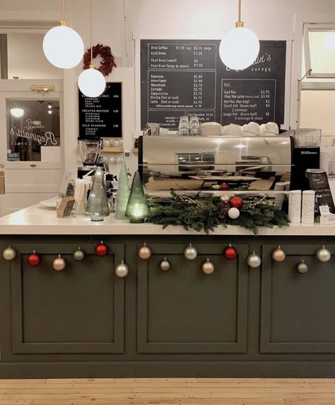 Christmas Caffe Decorations, Cafe Holiday Decor, Bakery Shop Christmas Decor, Resturant Ideas For Christmas, Christmas Decorations Bar Restaurant, Christmas Decor Ideas Cafe, Restaurant Xmas Decorations, Christmas Decoration For Restaurant, Big Window Christmas Decor Ideas