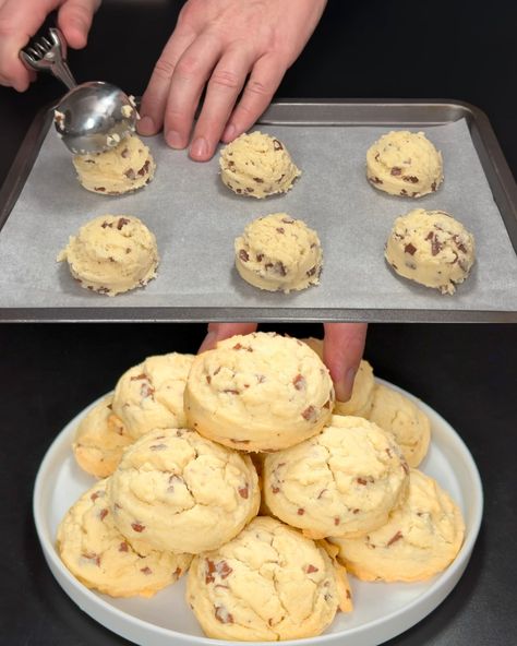 These Ultimate Chocolate Chip Butter Cookies are a rich, indulgent treat perfect for any occasion. With a blend of butter, vegetable oil, and chocolate chips, these cookies offer the perfect balance of crispy edges and soft, chewy centers. Whether you’re baking for a special event or just for a little sweet treat, this recipe will quickly become a favorite. Preparation Time: 15 minutes Cooking Time: 12-15 minutes Total Time: 30 minutes Ingredients (in cups and grams): Butter: 200 g (about 1 cup) Chocolate Chip Butter Cookies, Crumbl Cookie Recipe, Cookies Light, Ultimate Chocolate Chip Cookie, Buttery Cookies, Chocolate Chip Recipes, Xmas Cookies, Homemade Treats, Chewy Cookie