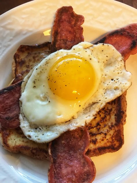 French Toast Topped With Bacon and A Fried Egg Bacon Eggs And Toast, Eggs Bacon Toast, Fried Egg On Toast, Fried Egg Breakfast, French Eggs, Toast Bacon, Not Going Out, Breakfast Pictures, French Ideas