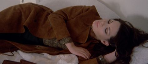 Edwige Fenech in All the Colors of the Dark (Sergio Martino, 1972) Edwige Fenech, Gothic Horror, B Movie, Film Stills, Classic Beauty, Laundry Clothes, All The Colors, The Darkest, Color