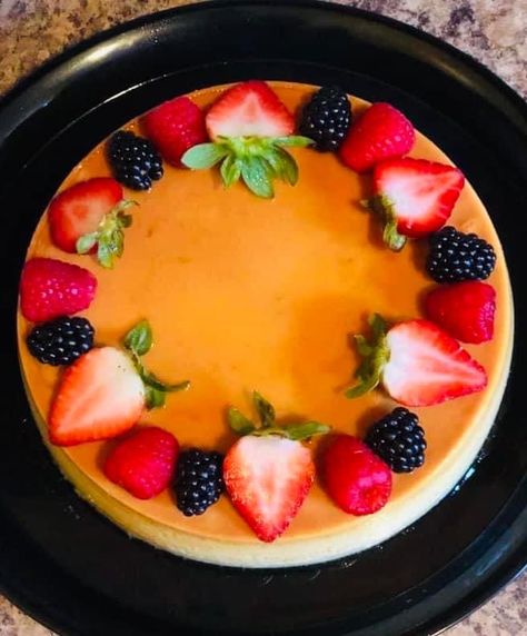 Flan Cake Decoration, Chocoflan Decoration Ideas, Flan Ideas, Strawberry Flan, Chocoflan Cake, Choco Flan, Flan Cake, Caramel Pudding, Christmas Baking Recipes