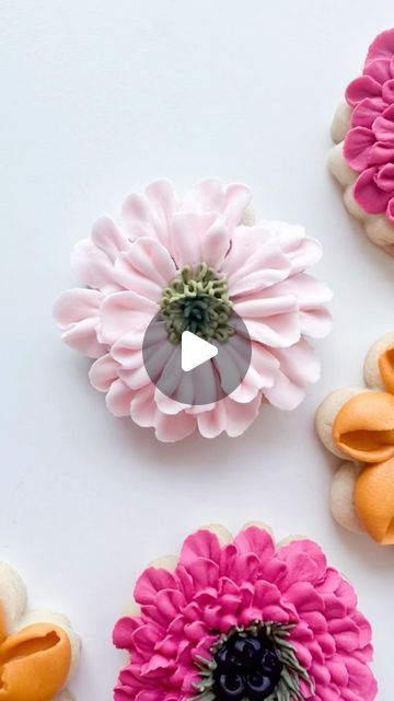 Madison Bagley on Instagram: "Let’s make a mini flower using a flower nail 🌸 ‌ Cookie cutter from @cookiecuttersbynori  Use code 𝗕𝗨𝗦𝗬𝗕𝟭𝟬 for 10% off at checkout ‌ I am using a @g.g.cakraft 102 petal tip ‌ ✨𝘍𝘰𝘳 𝘢 𝘧𝘶𝘭𝘭 𝘵𝘶𝘵𝘰𝘳𝘪𝘢𝘭 𝘰𝘯 𝘵𝘩𝘪𝘴 𝘧𝘭𝘰𝘸𝘦𝘳 𝘤𝘩𝘦𝘤𝘬 𝘰𝘶𝘵 𝘮𝘺 𝙄𝙣𝙨𝙩𝙖𝙜𝙧𝙖𝙢 𝙨𝙪𝙗𝙨𝙘𝙧𝙞𝙥𝙩𝙞𝙤𝙣!✨ ‌ The gel colors I used to color my icing are from @thesugarart  𝘜𝘴𝘦 𝘮𝘺 𝘤𝘰𝘥𝘦 𝘽𝙐𝙎𝙔𝘽 𝘧𝘰𝘳 10% 𝘰𝘧𝘧 𝘸𝘩𝘦𝘯 𝘺𝘰𝘶 𝘤𝘩𝘦𝘤𝘬𝘰𝘶𝘵! ‌ ‌ ‌ #sugarflowers #royalicingflower #flowercookies #busybbakehouse #decoratedcookies #foodart #royalicingcookies #royalicing #designercookies #customcookies #sugarcookies" Flowers Cookies Royal Icing, How To Make Royal Icing Flowers On Cookies, How To Make Flowers With Royal Icing, Royal Icing Flower Cookies Tutorial, Flower Iced Cookies, Flower Cookies Decorated Royal Icing, Royal Icing Flowers Tutorial, Flower Cookies Decorated, Flower Frosting