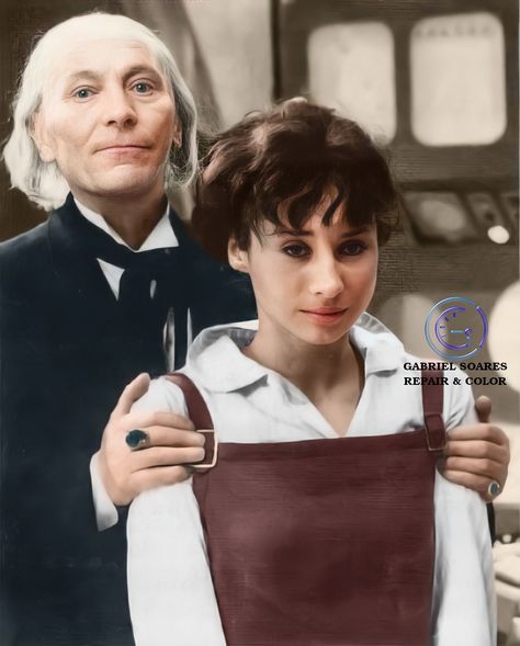 The Doctor (William Hartnell) with yours Granddaugther Susan Foreman ( Carole Ann Ford) in British series "The Doctor Who" in 1963 - Repair and Colorization by Gabriel Soares Susan Foreman Doctor Who, Doctor Who Susan, Susan Foreman, 1st Doctor, British Series, William Hartnell, Classic Doctor Who, The Doctor, Dr Who