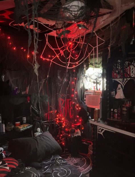 Red Black Room Decor, Mallgoth Bedroom, Metal Head Room Ideas, Victorian Goth Room, Mall Goth Bedroom, Emo Room Aesthetic, Mall Goth Room, Scary Bedroom, Red And Black Room