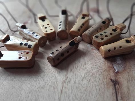 Diy Ocarina, Tiny Instruments, Ceramic Instruments, Ceramic Flute, Tree Branch Crafts, Wooden Instruments, Music Instruments Diy, Yule Crafts, Homemade Instruments