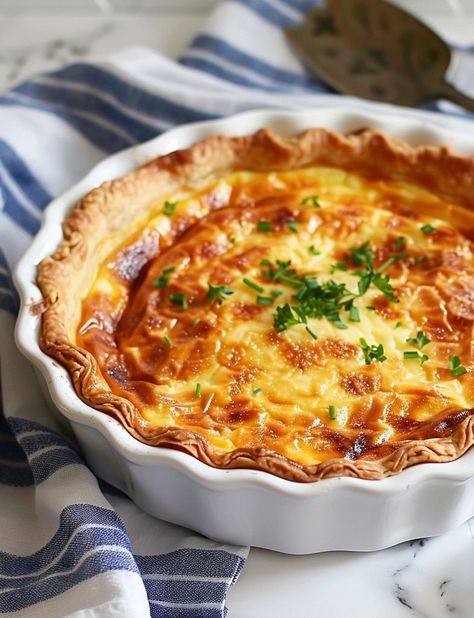 French Quiche Lorraine, French Quiche, Duck Confit Recipe, Gougeres Recipe, How To Make Quiche, Confit Recipes, Quiche Lorraine Recipe, Quick Delicious Meals, French Onion Soup Recipe