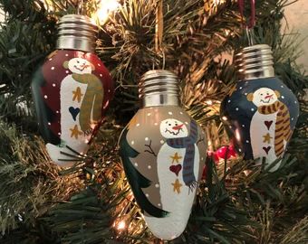 Natural Christmas Ornaments, Primitive Christmas Ornaments, Country Christmas Ornaments, Light Bulb Crafts, Painted Snowman, Light Bulb Ornaments, Rustic Christmas Ornaments, Snowman Christmas Ornaments, Tree Light