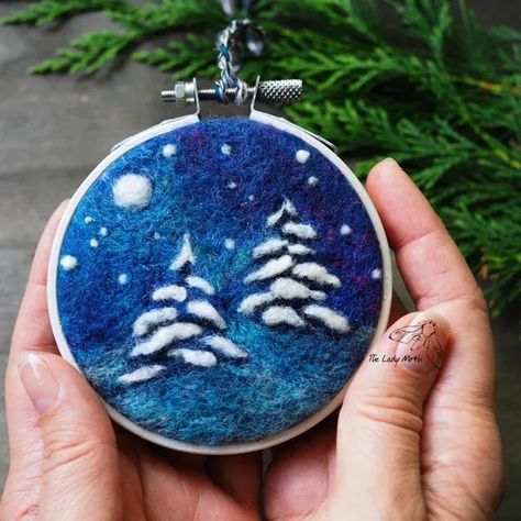 Needle Felted Landscapes Inspiration, 2d Needle Felted Pictures, Felted Brooches, Felt Painting, Felting Diy, Needle Felted Ornaments, Felting Art, Felted Flowers, Xmas Art