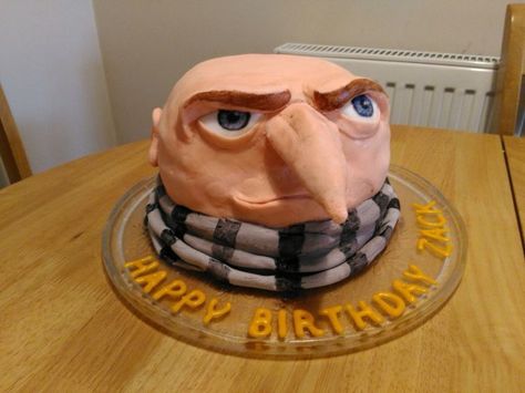 Gru Birthday Cake, Yellow Cakes Birthday, Cursed Cake Ideas, Fun Birthday Cakes For Adults, Weird Cake Ideas, Funny Cakes To Make, Silly Cake Ideas, Funny Baking Ideas, Weird Birthday Cakes