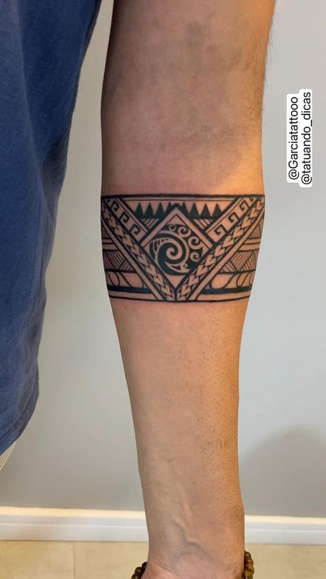 @Garciatattooo @tatuando_dicas | Pinterest Leg Band Tattoos, Band Tattoos For Men, Tattoo Artist Tattoo, Forearm Band Tattoos, Band Tattoo Designs, Armband Tattoo Design, Shiva Tattoo Design, Wrist Tattoos For Guys, Artist Tattoo