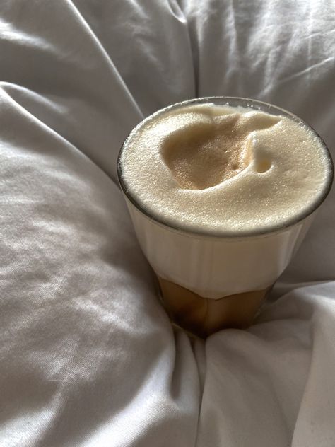 Caramel Macchiato Aesthetic, Macchiato Aesthetic, Morning Routine Aesthetic, Latte Aesthetic, Slow Morning, Routine Aesthetic, Cream Fashion, Coffee Obsession, Coffee Pictures