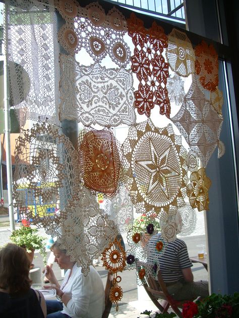 Collecting doilies to do this Fancy Curtains, Doily Art, Patchwork Curtains, Doilies Crafts, Crochet Geek, Crochet Curtains, Trendy Bedroom, Lace Doilies, Curtains Living Room