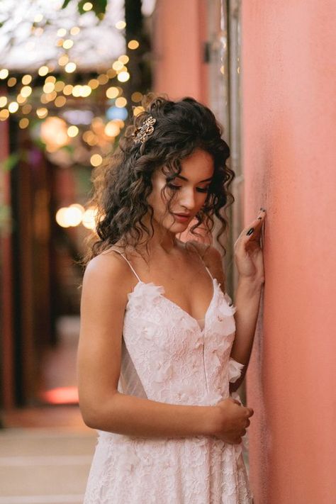 Colorful Bridal Hair, Hairstyles White Women, Natural Curls Wedding Hair, Naturally Curly Bridal Hair, Wavy Bridal Hair, Curly Bridal Hair, Bridal Hair Down, Wavy Wedding Hair, Curly Wedding Hair