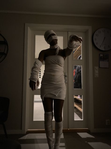 Halloween costume mummy costume Scary Ghost Halloween Costume, Mummies Costume, Mummy Costume Diy, Mummy Costume Women, Thriller Costume, Halloween Costume Mummy, Mummy Halloween Makeup, Halloween Mummy Costume, Mummy Costumes