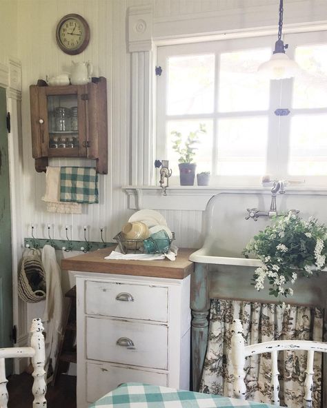 Restoring Our 1893 Farmhouse (@bryartonfarm) • Instagram photos and videos Vintage Farmhouse Style, Cottage Kitchens, Country Style Kitchen, Kitchen Corner, Farm Sink, Little Kitchen, Romantic Homes, Vintage Cabinets, House Room