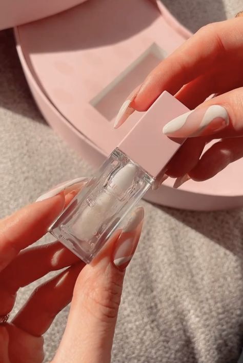 Kylie Jenner Lip Oil, Kylie Lip Oil, Kylie Skin Aesthetic, Kylie Skin Lip Oil, Kylie Clear Lip Gloss, Lip Gloss Kylie, Kylie Cosmetics High Gloss, Nails Clean Girl, Minimalistic Nails