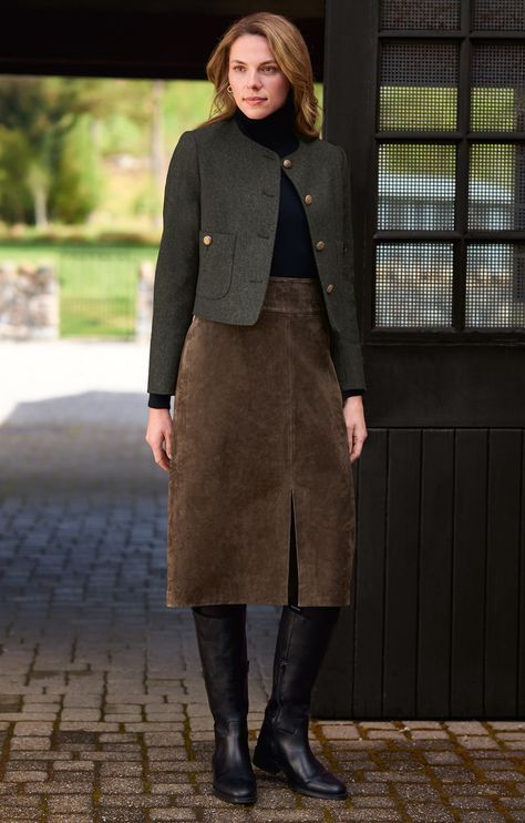 Suede Skirt Outfit, Corduroy Skirt Outfit, Brown Suede Skirt, Throwback Photos, Faux Suede Skirt, Brown House, Clothing Guide, Artist Outfit, Crew Clothing