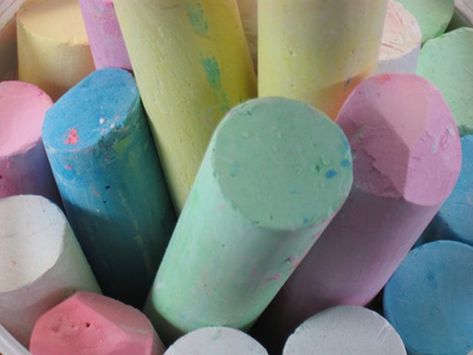 Diy Sidewalk Chalk, Homemade Sidewalk Chalk, Diy Sidewalk, Blackboard Paint, Plastic Ice Cubes, Hair White, Sidewalk Chalk, Easy Craft Projects, Fun Kids Food