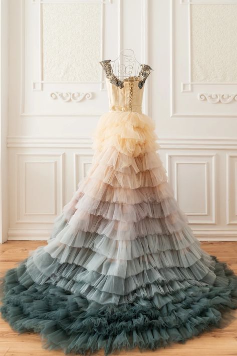 Tulle Photoshoot, Dip Dye Wedding Dress, Dye Wedding Dress, Colorful Wedding Dress, Dazzling Dresses, Champagne Wedding Dress, Tiered Wedding Dress, Ombre Wedding Dress, White Tulle Dress