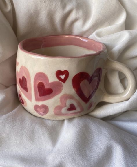 Mug Inspo Pottery, Painting Mugs Aesthetic, Girly Pottery Painting, Teacup Painting Ideas, Cute Mug Painting Ideas Easy, Mug Painting Ideas Aesthetic, Mug Drawing Ideas, Pottery Mug Painting Ideas, Coffee Mug Painting Ideas