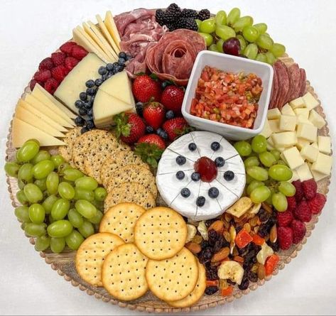 Snack Platter Ideas Simple, Charcuterie Vegan, Cheese Platter Presentation, Round Charcuterie Board, Picnic Date Food, Charcuterie Board Meats, Party Food Dessert, Party Food Buffet, Catering Ideas Food