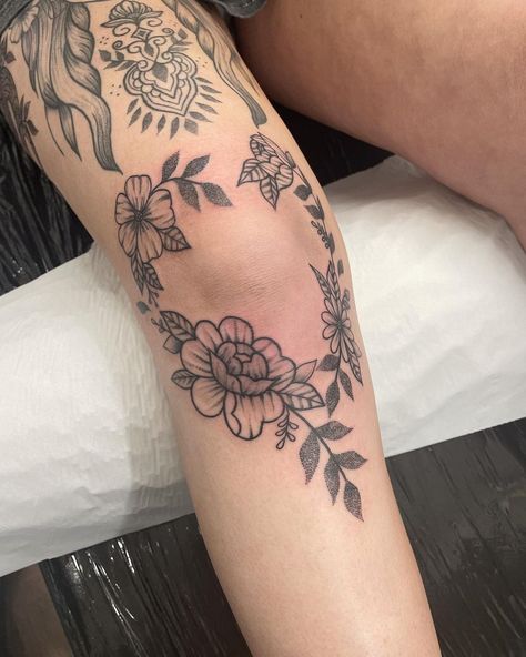 Around The Knee Floral Tattoo, Floral Knee Frame Tattoo, Curved Floral Tattoo Design, Floral Piece Tattoo, Tattoos For Babies, Knee Frame Tattoo, Floral Knee Tattoo, Flower Knee Tattoo, Over The Knee Tattoo