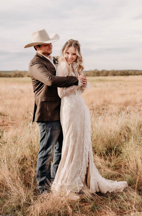 Country Elopement, Foggy Winter, Country Wedding Pictures, Wedding Photography Bridal Party, Brides Sister, Perfect For Each Other, Country Wedding Photos, Country Wedding Photography, Barn Wedding Photos