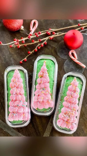 Christmas Cake Sale Ideas, Christmas Cake Slices, Loaf Cake Christmas, Pastel Christmas Desserts, Tin Cakes Design, Christmas Mini Cakes Decorating, Mini Christmas Cake Decorating Ideas, Mini Cake Tins Christmas, Mini Cakes For Christmas