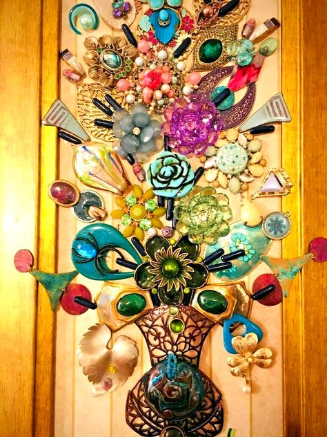 Junk Jewelry Art, Jewelry Tree Art, Brooch Display, Jewelry Collage, 2023 Crafts, Jewelry Assemblage, Old Jewelry Crafts, Jeweled Christmas Trees, Vintage Assemblage Jewelry