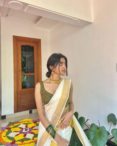 Blouse Designs Latest For Kerala Saree, Set Saree Ideas, Onam Pics Ideas, Onam Saree Photoshoot Ideas, Tamil Dress Fashion, Set Saree Kerala Onam Style, Onam Blouse Ideas, Festival Saree Look, Onam Pic Ideas