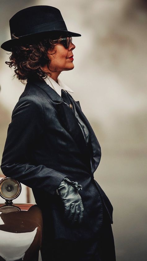 Peaky Blinders Outfit Women, Peaky Blinders Outfit, Peaky Blinders Season 5, Polly Gray, Look Gatsby, Peaky Blinders Season, Helen Mccrory, Single Pic, Casino Royale