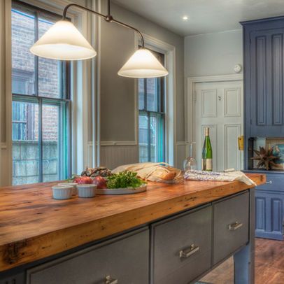 Butcher Block Countertops awesome color scheme for a kitchen! Benjamin Moore Gray, Серая Кухня, Wooden Countertops, Outdoor Kitchen Countertops, Kabinet Dapur, Wooden Counter, Countertops Kitchen, Blue Cabinets, Primitive Kitchen