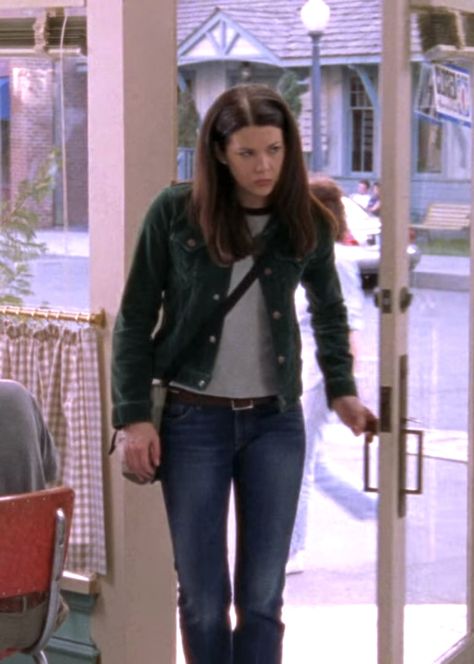 gilmore girls rory gilmore lorelai gilmore outfit inspiration low rise jeans low waist jeans and gree jacket luke’s diner coffee Gilmore Lorelai Outfits, Lorelai And Rory Outfits, Lorelai Gilmore Style Aesthetic, Lorelei Gilmore Aesthetic Outfits, 90s Winter Jacket, Lorelei Outfits, Lorelai Gilmore Jeans, Lorelai Gilmore Outfits Aesthetic, Luke Gilmore Girls Outfits