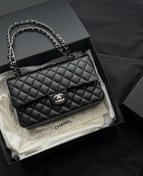 Chanel Handbags Classic, Chanel Party, Chanel Classic Flap Bag, Trendy Purses, Luxury Bags Collection, Handbag Essentials, Classic Flap Bag, Glam Bag, Bags Aesthetic