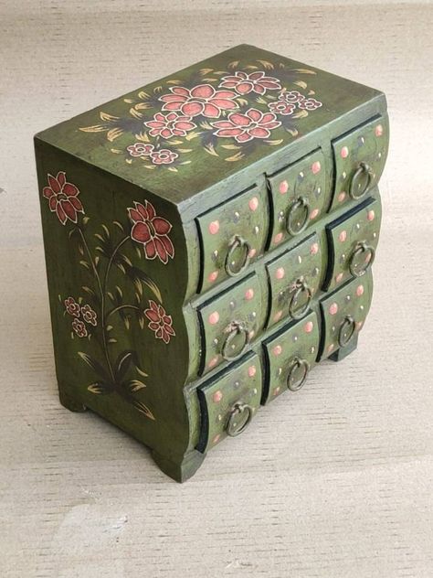 Wooden Box Painting Ideas, Beautiful Paintings Of Flowers, Box Upcycle, Hand Painted Wooden Box, Jewelry Box Makeover, Jewelry Box Design, Painting Of Flowers, Painted Box, Painted Wooden Boxes