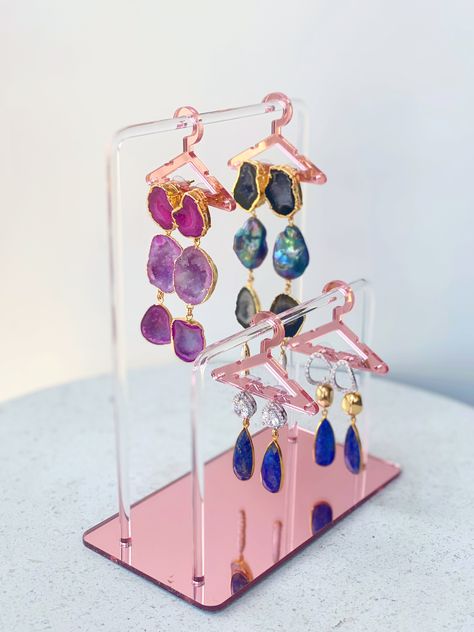 Earring organizer with mini hangers Home Vanity, Clothing Hangers, Diy Jewelry Display, Hanger Diy, Gift Holders, Cute Miniature, Acrylic Earring, Earring Organizer, Diy Holder