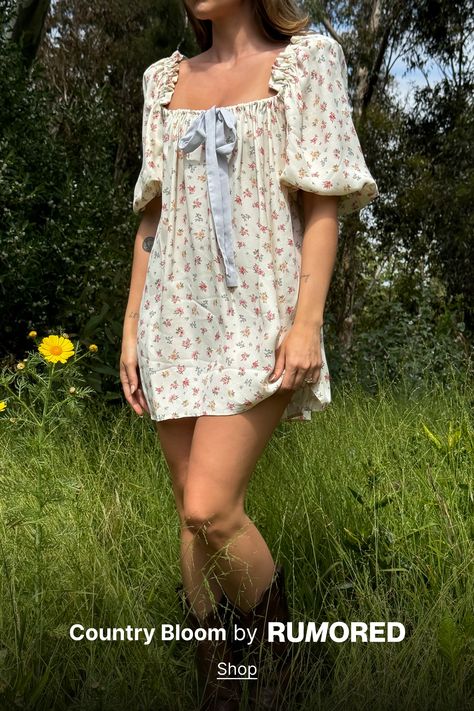 A vintage daydream. This dreamy babydoll dress looks like it was plucked straight out of the ‘50s. It’s the definition of country charm with a ditsy floral print, subtle ruffle accents, and pretty puffed sleeves. Loose Fit Dresses, Loose Mini Dress, Babydoll Mini Dress, Printed Short Dresses, Knit Outerwear, Summer Girl, Loose Fitting Dresses, Farm Girl, Dress C