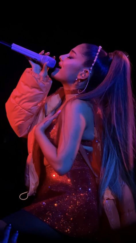 Ariana Grande Singing, Sweetener World Tour, Ariana Tour, Ariana Grande Sweetener, Ariana Grande Cute, Ariana Grande Wallpaper, Ariana Grande Photoshoot, Ariana Grande Photos, Ariana Grande Pictures