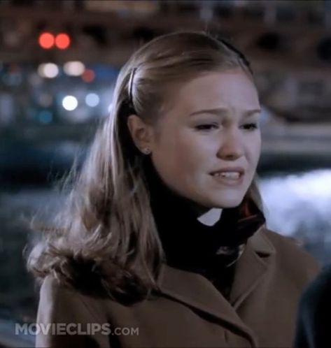 90s Styled Hair, Julia Styles Hairstyles, Iconic Movie Hairstyles, 90s Movie Hairstyles, Journalist Hairstyles, Julia Stiles Hairstyles, Half Up Half Down 2000s Hair, Hairstyles For Cinema, 1997 Hairstyles