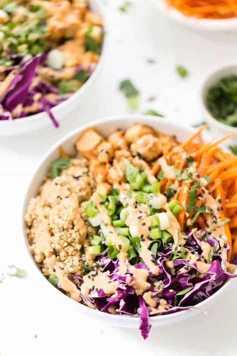 Asian+Quinoa+Bowls+with+Peanut+Baked+Tofu Asian Bowl Recipe, Quinoa Chilli, Tofu Quinoa, Protein Salad Recipes, Asian Quinoa, Peanut Tofu, Asian Bowl, High Protein Salads, Healthy Asian