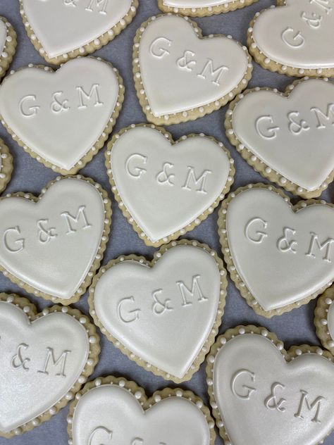 Personalized Bridal Shower Cookies! Box of 6 or 12 Cookies, Individually wrapped and packaged in a white gift box Bridal Shower Food Decor, All White Desserts, Shower Cookies Bridal, Cookies For Bridal Shower Simple, Engagement Treats, Dessert Engagement Party, Bridal Brunch Cookies, Bridesmaids Cookies, Classy Wedding Shower Ideas