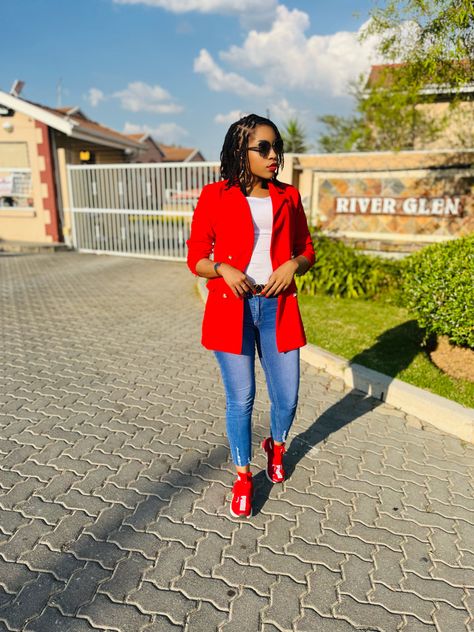 Red blazer red sneaker Red Blazer Outfit Casual, Red Sneakers Outfit, Red Blazer Outfit, White Top And Blue Jeans, Work Trip, Green Trousers, Blazer Outfit, Summer Work, Summer Work Outfits