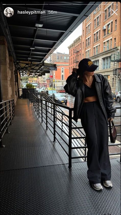 Day In The City Outfit, Outfit Inspo Leather Jacket, In The City Outfit, Trouser Pants Outfits, Leather Jacket Outfit, Trendy Outfit Inspo, City Outfit, City Outfits, Leather Jacket Outfits