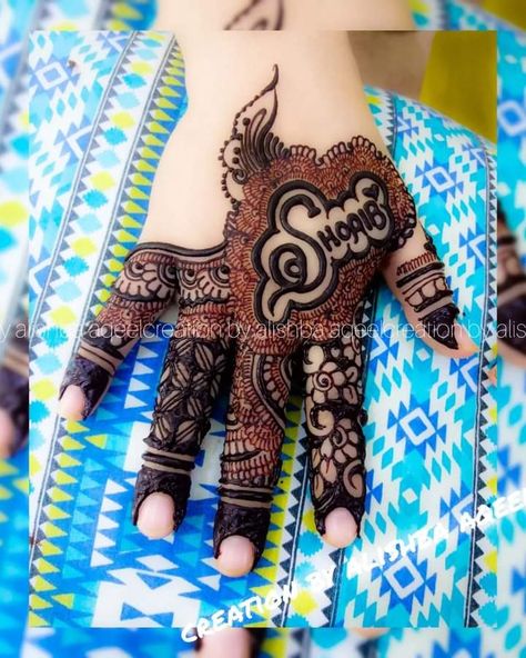 Bridal Mehndi Designs With Names, Mehndi Designs With Name, Name Mehandi Designs, Birthday Mehndi Designs, Name Mehndi Design, Short Mehndi Design, Legs Mehndi Design, Modern Mehndi Designs, Simple Mehndi Designs Fingers