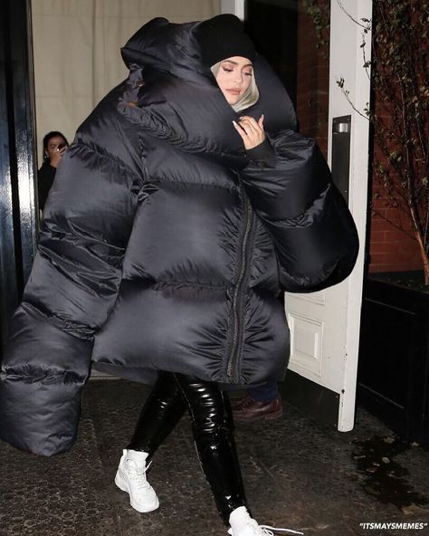 Big Puffer Jacket Outfit, Bubble Jacket Outfit, Long Puffer Coat Outfit, Puffer Jacket Outfit Women, Puffer Coat Outfit, Kylie Jenner Fotos, Big Coat, Puffy Winter Coat, Puffer Outfit